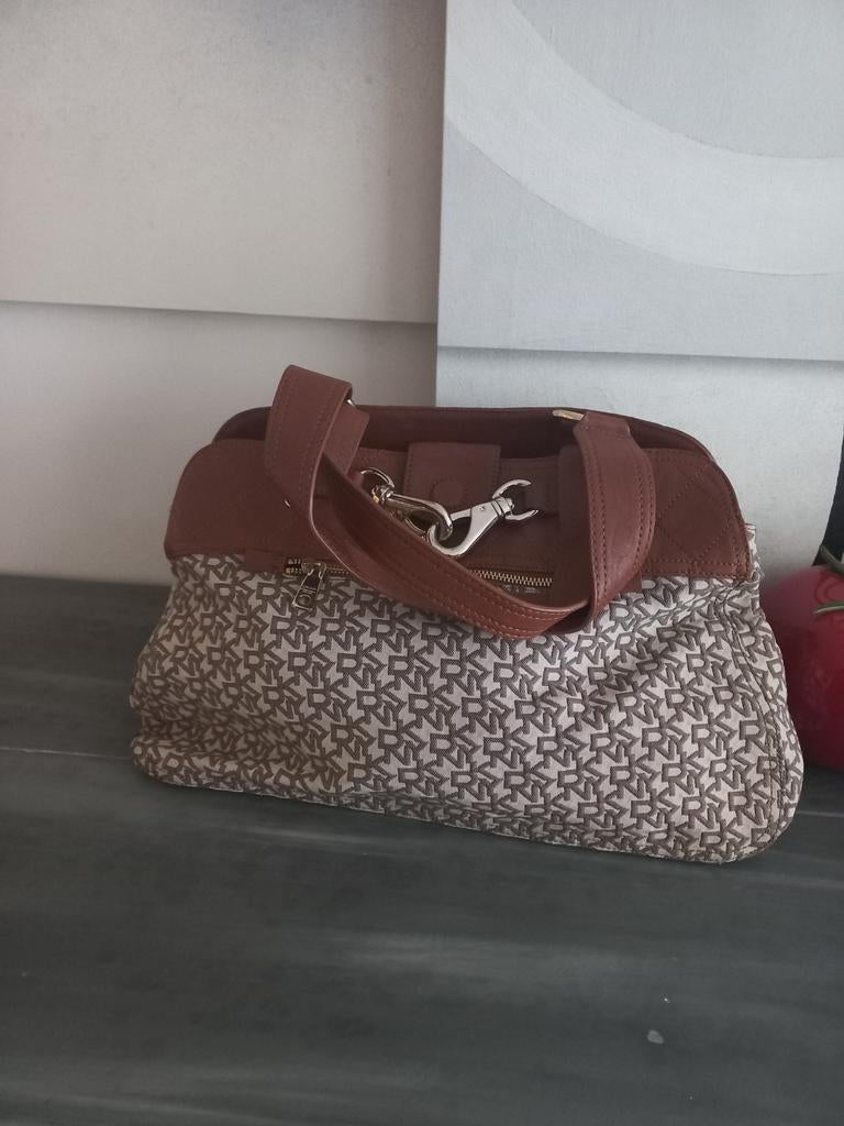 Joli sac "DKNY" porté épaule, 40L/28l/14pr, Enlèvement ou Envoi, Comme neuf