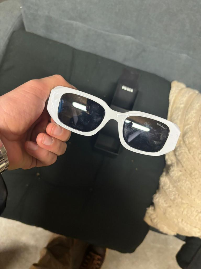 Klassieke witte zonnebril voor dames, Ophalen, Zo goed als nieuw, Zonnebril, Prada
