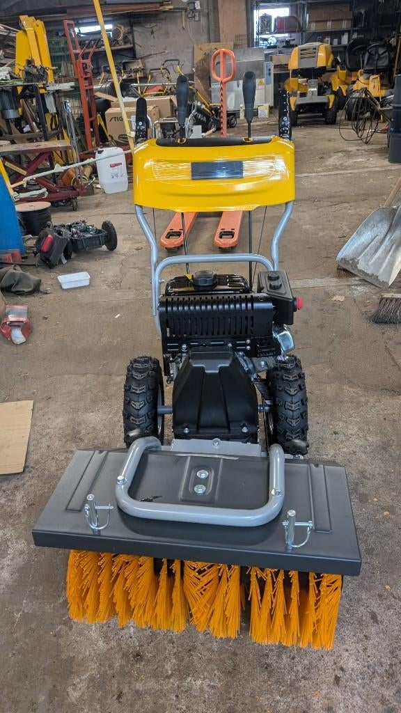 NIEUW Stiga SWS600 veegmachine Benzine gele borstel, Ophalen of Verzenden, Nieuw, Stiga