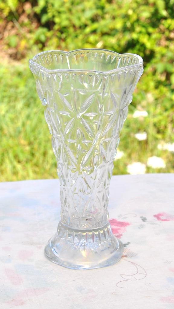 petit vase en verre cintré moulé en étoile, Enlèvement ou Envoi