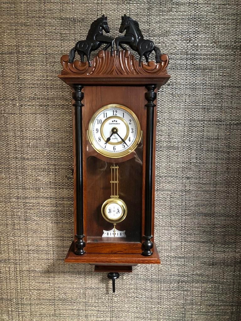 Mooie eikenhouten wandklok met paarden, Ophalen of Verzenden