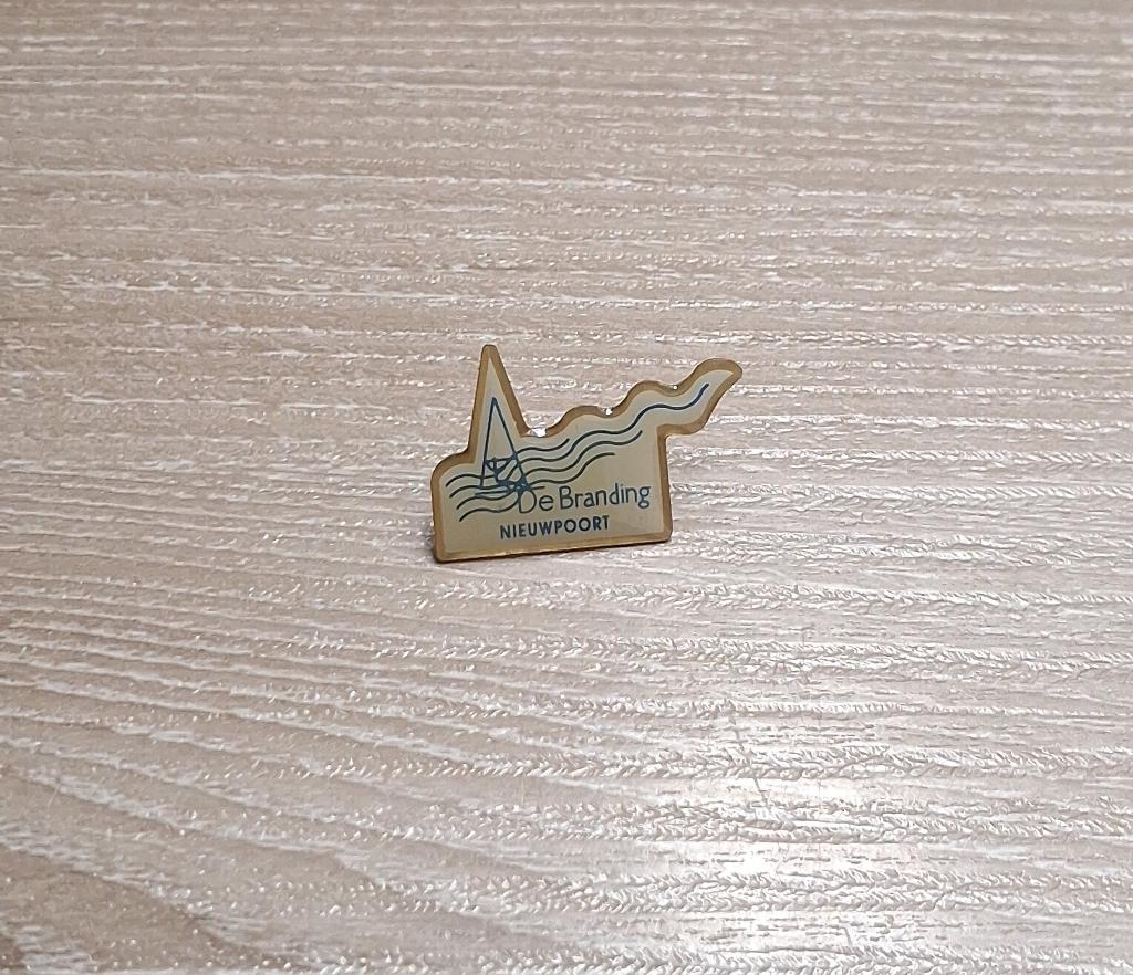 PIN - DE BRANDING - NIEUWPOORT - CHIRO - SURF - SURFEN, Verzamelen, Verzenden, Gebruikt, Overige onderwerpen, Speldje of Pin
