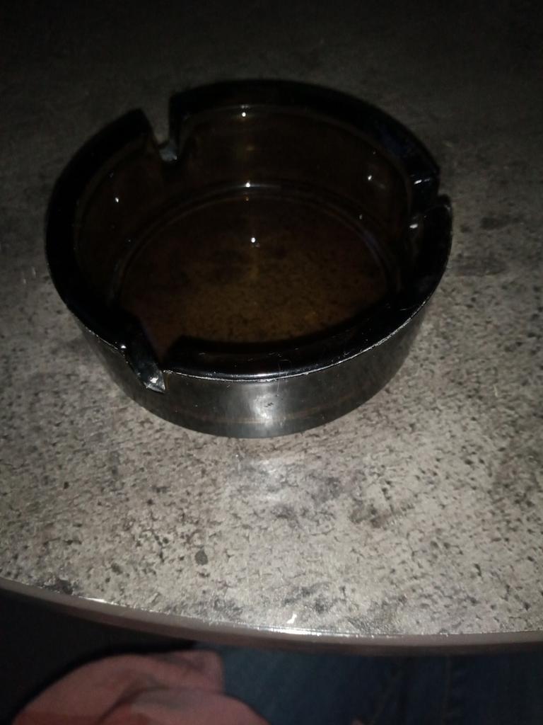 Cendrier en verre fumé