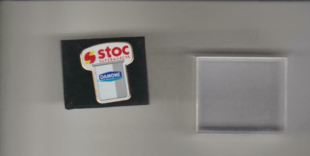 Pin Stock Supermarché DANONE en boite de rangement, Envoi, Neuf, Marque, Insigne ou Pin's