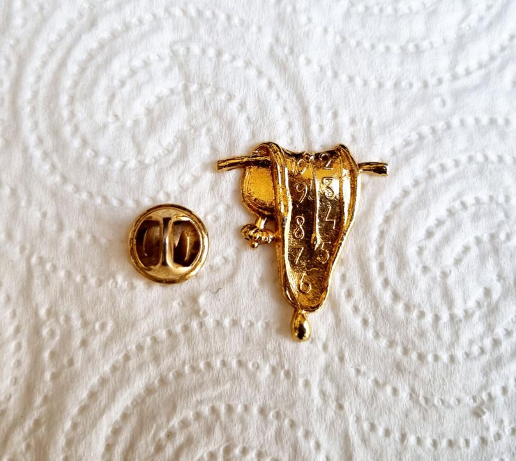Magnifique pin's parfum signé Dali, La Montre Molle, Collections, Broches, Pins & Badges, Neuf, Insigne ou Pin's, Envoi