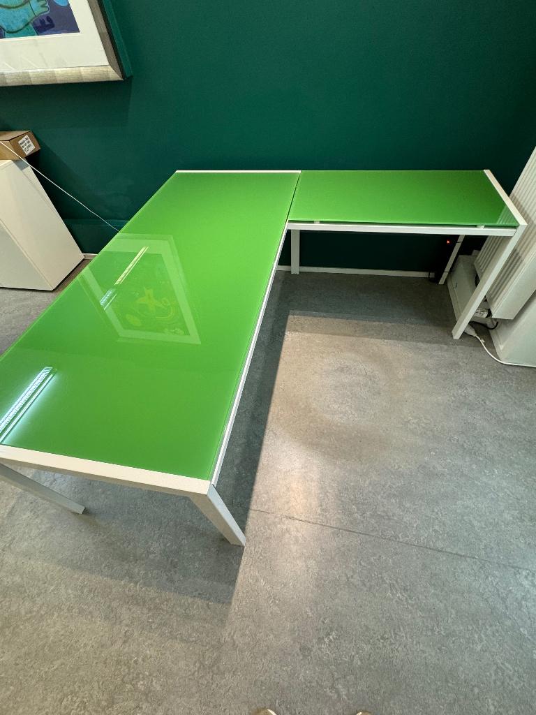 Bureau laqué blanc et plateau en verre vert, Enlèvement, Utilisé