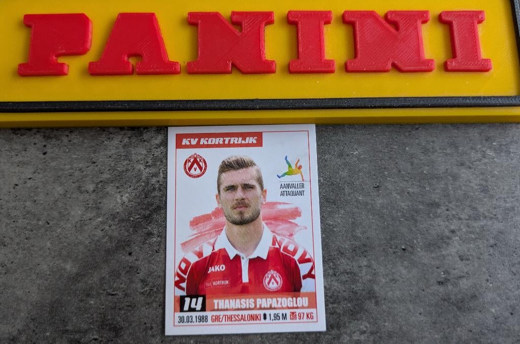 PANINI FOOTBALL 2017 PAPZOGLOU NR 172 UPDATE KV KORTRIJK, Ophalen of Verzenden, Nieuw, Sticker