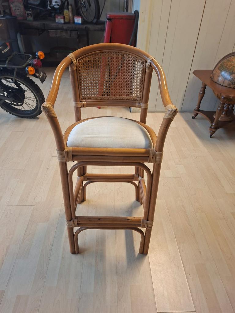 Beau tabouret de bar, Enlèvement