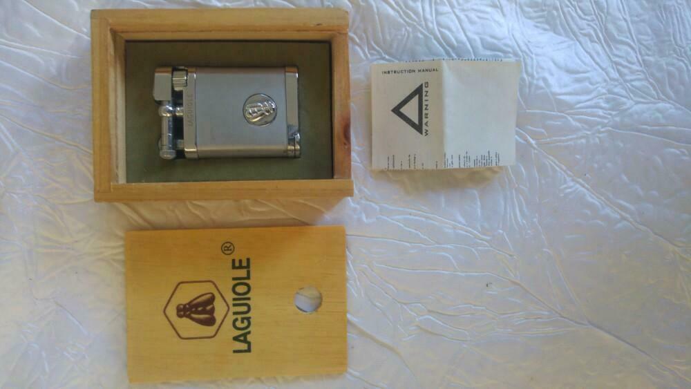 Briquet Laguiole left arm dans sa boîte, Verzamelen, Ophalen of Verzenden, Gebruikt, Aansteker