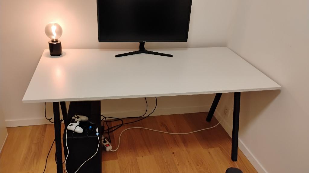Bureau blanc avec pieds noirs – Style scandinave, Maison & Meubles, Bureaux, Enlèvement, Comme neuf