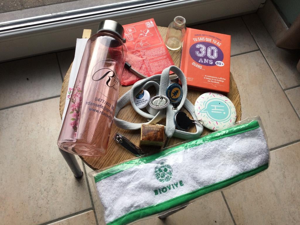 LOT DE DIVERS ACCESSOIRES-LIVRE..., Enlèvement ou Envoi
