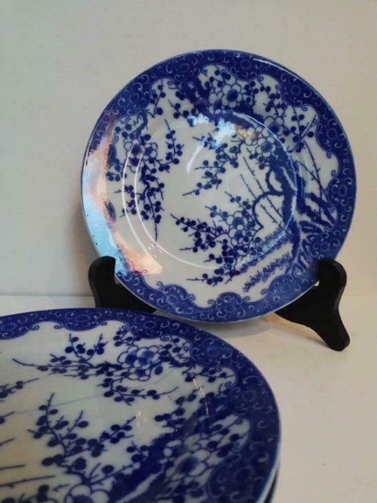 Drie blauwe borden in porselein