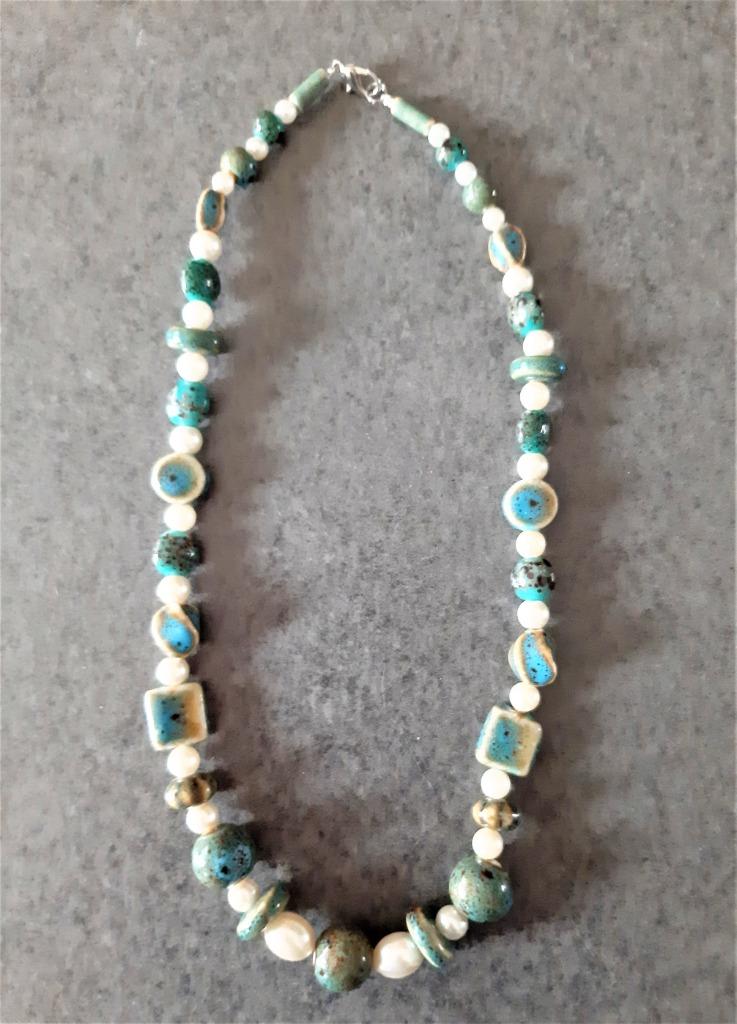 Te koop: Nieuw Mooie halsketting met ceramische parels, Bijoux, Sacs & Beauté, Colliers, Enlèvement, Neuf, Bleu, Autres matériaux