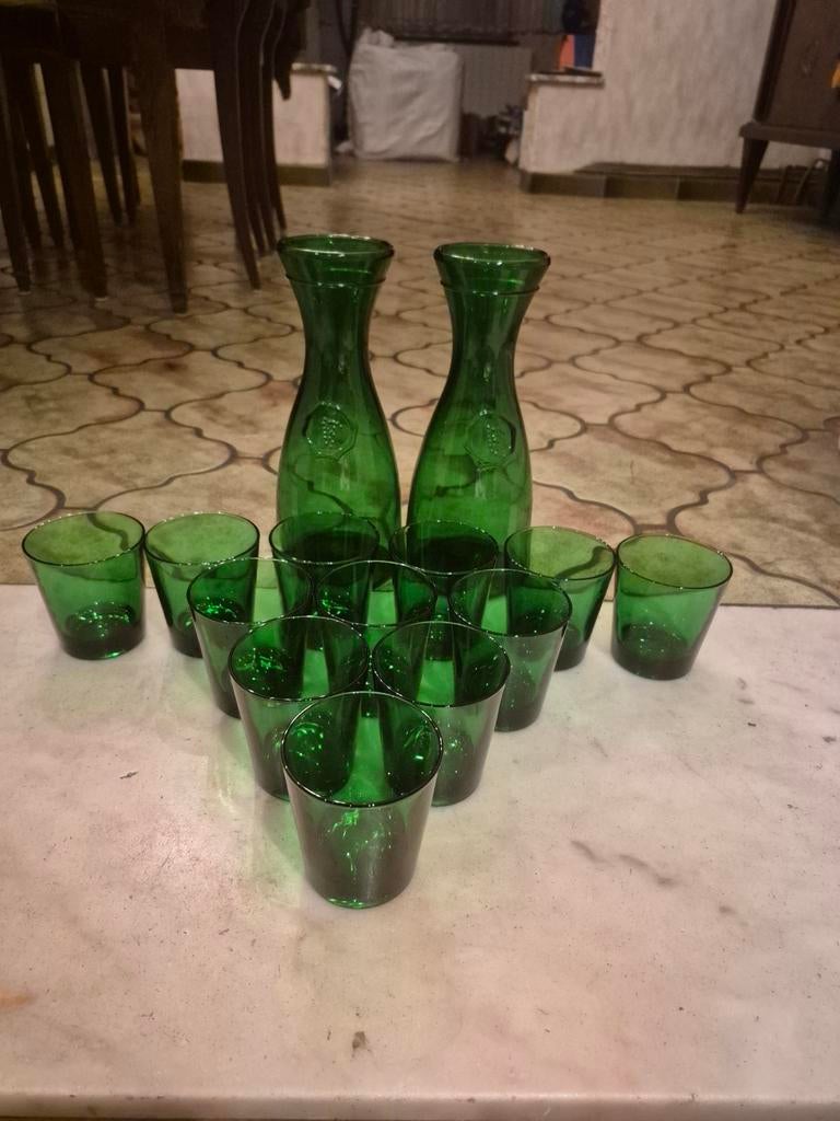 Lot de 2 carafes et 12 verres vintage en très bon état., Enlèvement