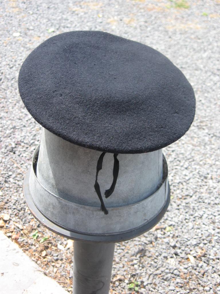 Zwarte vilten baret. Diameter van de opening: 18 cm, Ophalen of Verzenden, Gedragen, 55 cm (S, 6⅞ inch) of minder, Pet