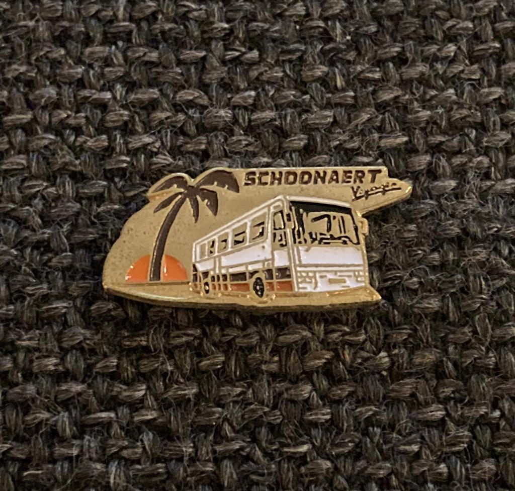 PIN - SCHOONAERT VOYAGES - TRANSPORT TOURISTIQUE - BUS, Envoi, Utilisé, Transport, Insigne ou Pin's