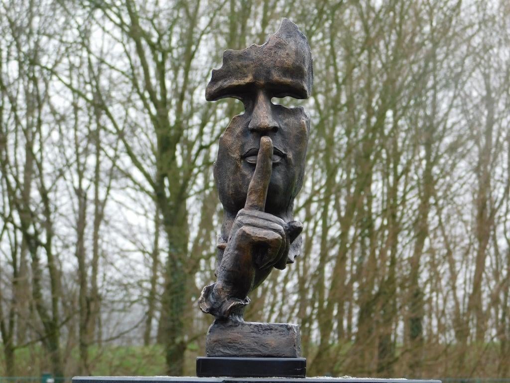 Beeld de Fluisteraar - 40 cm - Brons - met Marmeren voet, Antiek en Kunst, Kunst | Beelden en Houtsnijwerken, Ophalen of Verzenden
