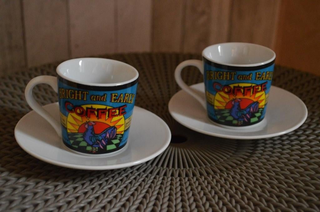 2 mokkatasjes en onderbordjes Bright and early coffee, Ophalen of Verzenden, Zo goed als nieuw, Overige stijlen, Kop(pen) en/of Schotel(s)