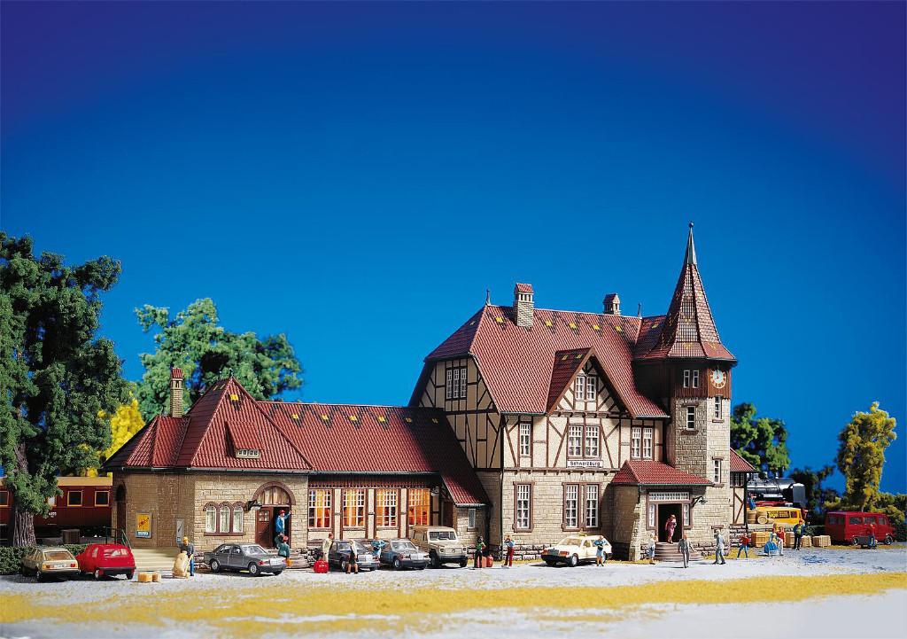 faller110116 schwarzburg station fig preiser staand 8 autos, Hobby en Vrije tijd, Ophalen of Verzenden, Nieuw, Brug, Tunnel of Gebouw