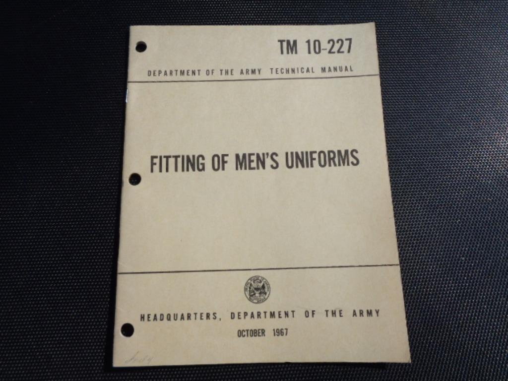 Orig. US Army gids uit 1967 over uniformen, Vietnam periode, Verzamelen, Ophalen of Verzenden, Landmacht, Boek of Tijdschrift