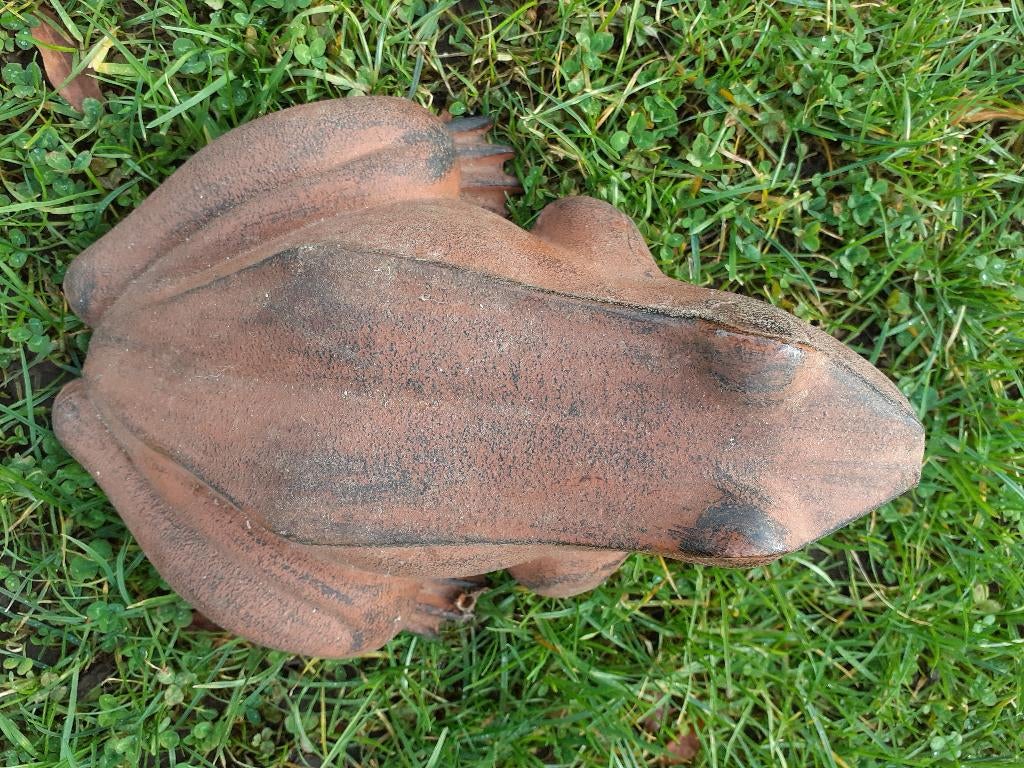 GRANDE GRENOUILLE EN FONTE PATINEE BRUNE, Jardin & Terrasse, Enlèvement ou Envoi, Comme neuf, Autres matériaux, Animal