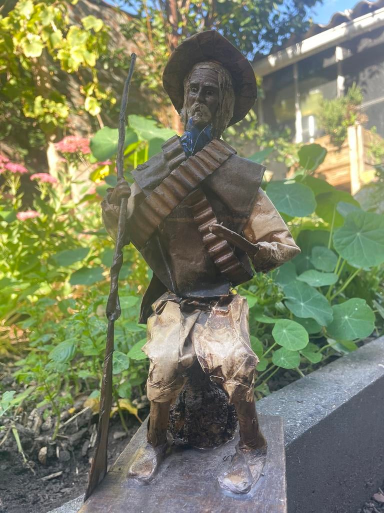 Papier-maché sculptuur soldaat, Ophalen