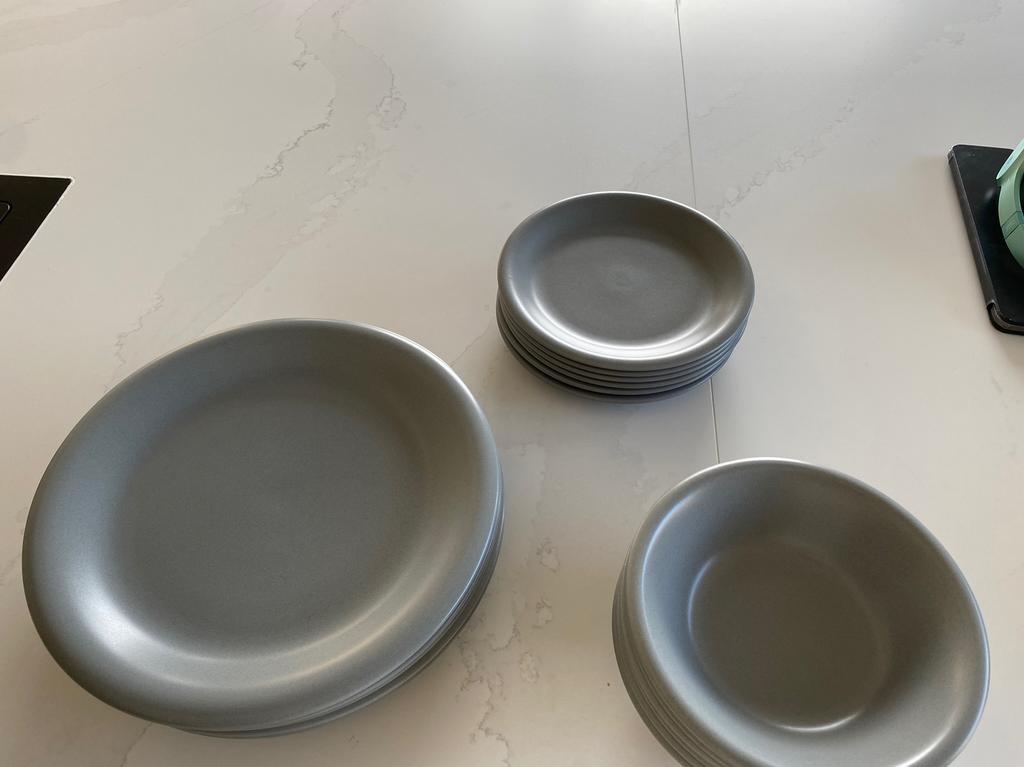 Serviesset grijs, Huis en Inrichting, Keuken | Servies, Ophalen of Verzenden, Zo goed als nieuw, Bord(en)