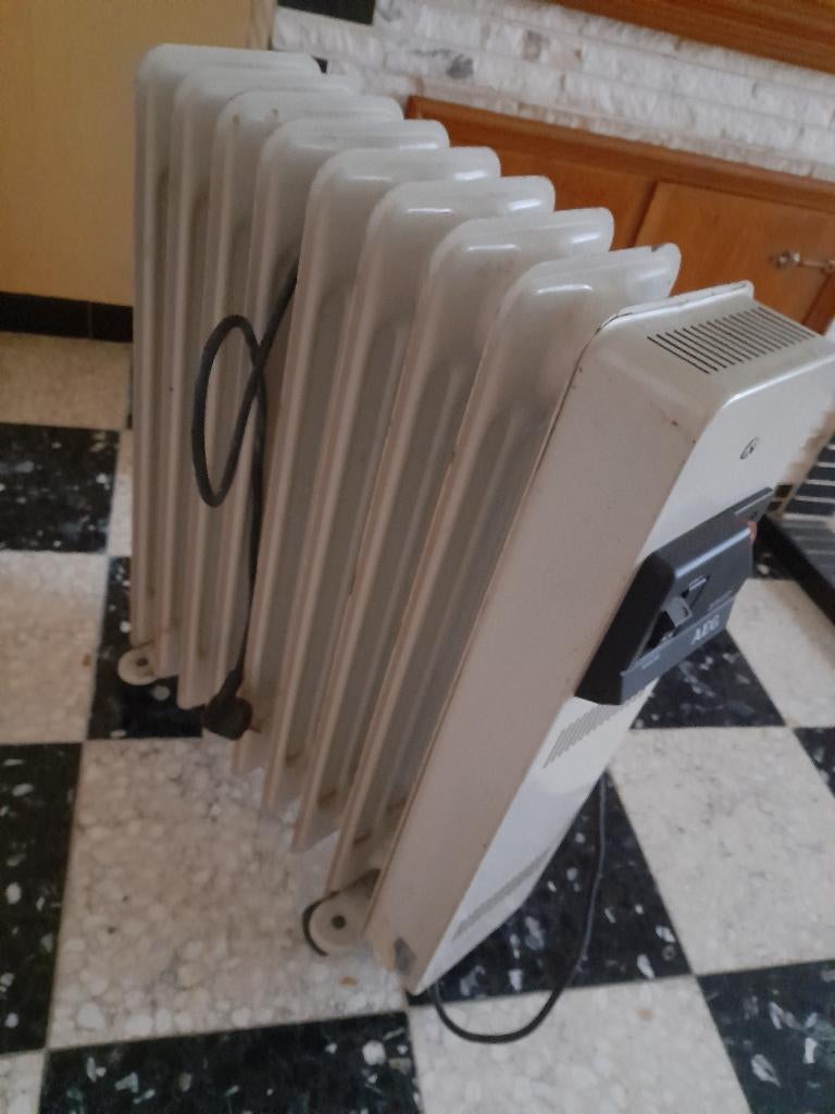 Electrische verwarming AEG, Doe-het-zelf en Bouw, Verwarming en Radiatoren, Ophalen, Zo goed als nieuw, Radiator