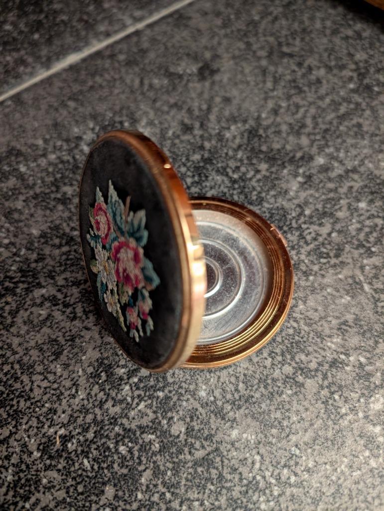 Poudrier Vintage Tapisserie, Enlèvement ou Envoi, Utilisé, Tout le visage, Maquillage