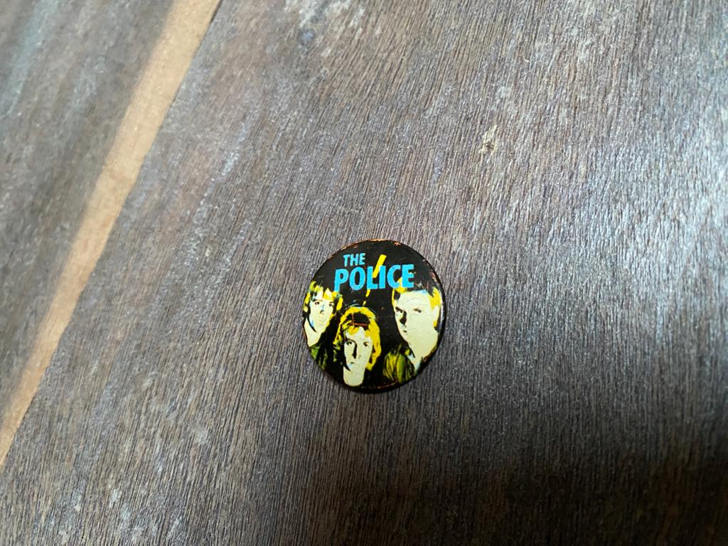 The Police mini badge 25mm noir jaune bleu vintage ’70s US, Collections, Broches, Pins & Badges, Envoi, Utilisé, Autres sujets/thèmes