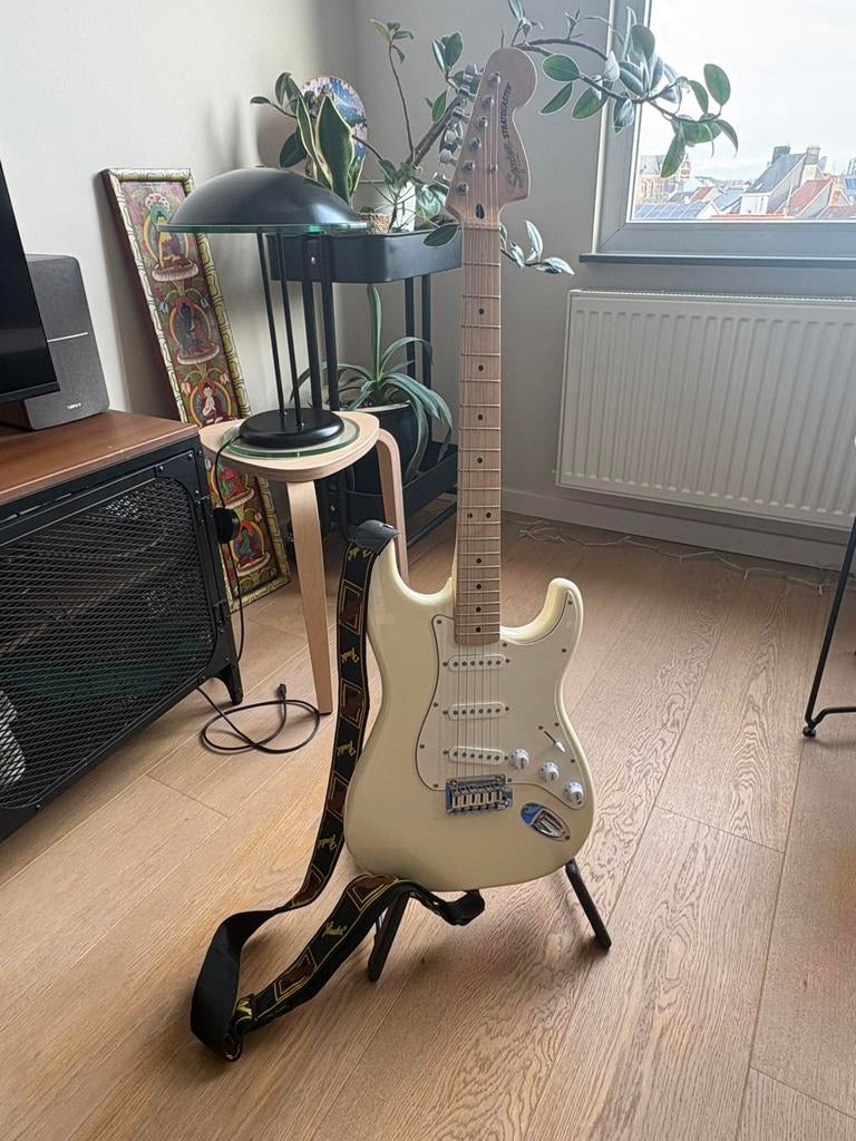 Squier Stratocaster (Olympic White) + toebehoren, Musique & Instruments, Enlèvement, Comme neuf, Autres marques