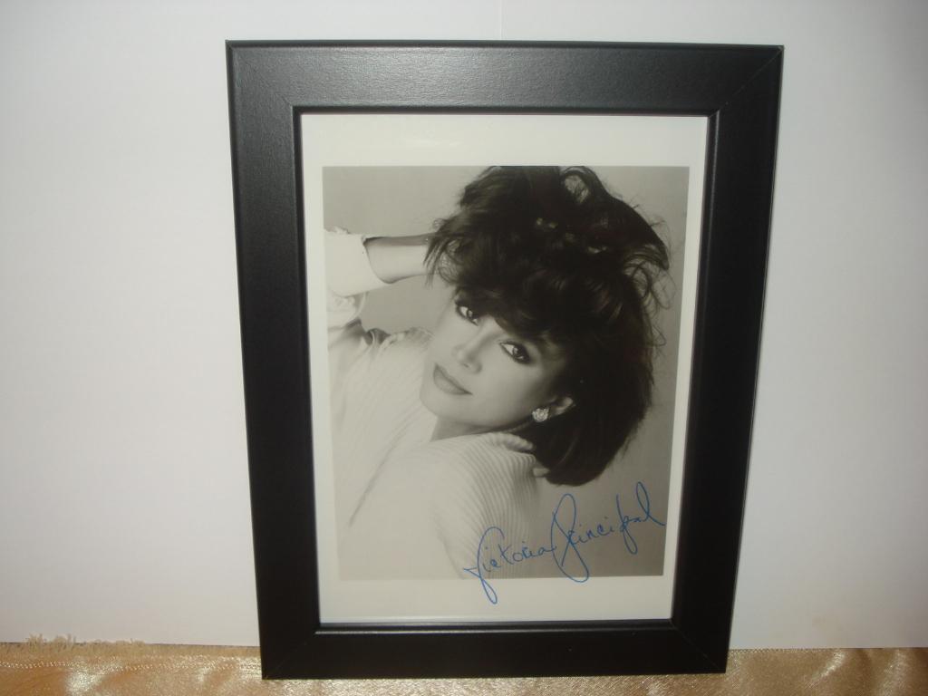 VICTORIA PRINCIPAL Photo d'Epoque avec Signature Originale !, Rechthoekig Staand, Met lijst, A4 of kleiner, Ophalen of Verzenden