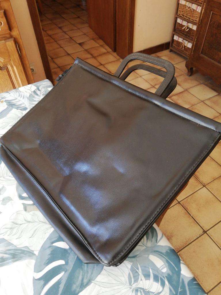 Porte-documents en Skaï. Noir., Bijoux, Sacs & Beauté, Sacs | Cartables, Enlèvement ou Envoi, Comme neuf, Noir