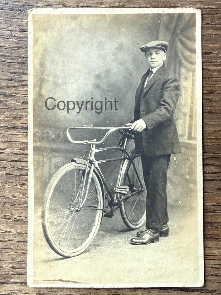 Vintage foto / postkaart van oude fiets, Gebruikt, Foto, Ophalen of Verzenden, Voor 1940