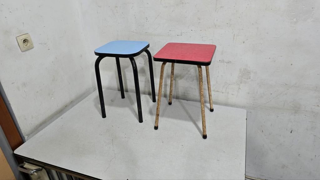 deux anciens tabouret en formica année 60 70 couleur blue et