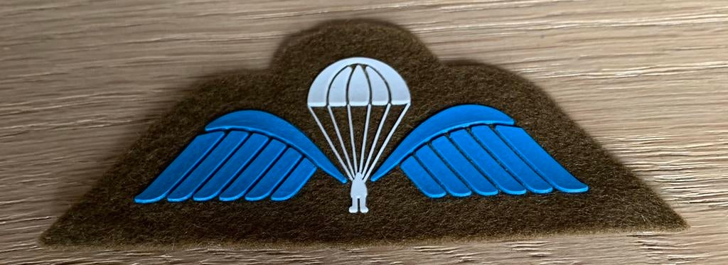 Capuchon A Wing Années 70 (PVC), Envoi