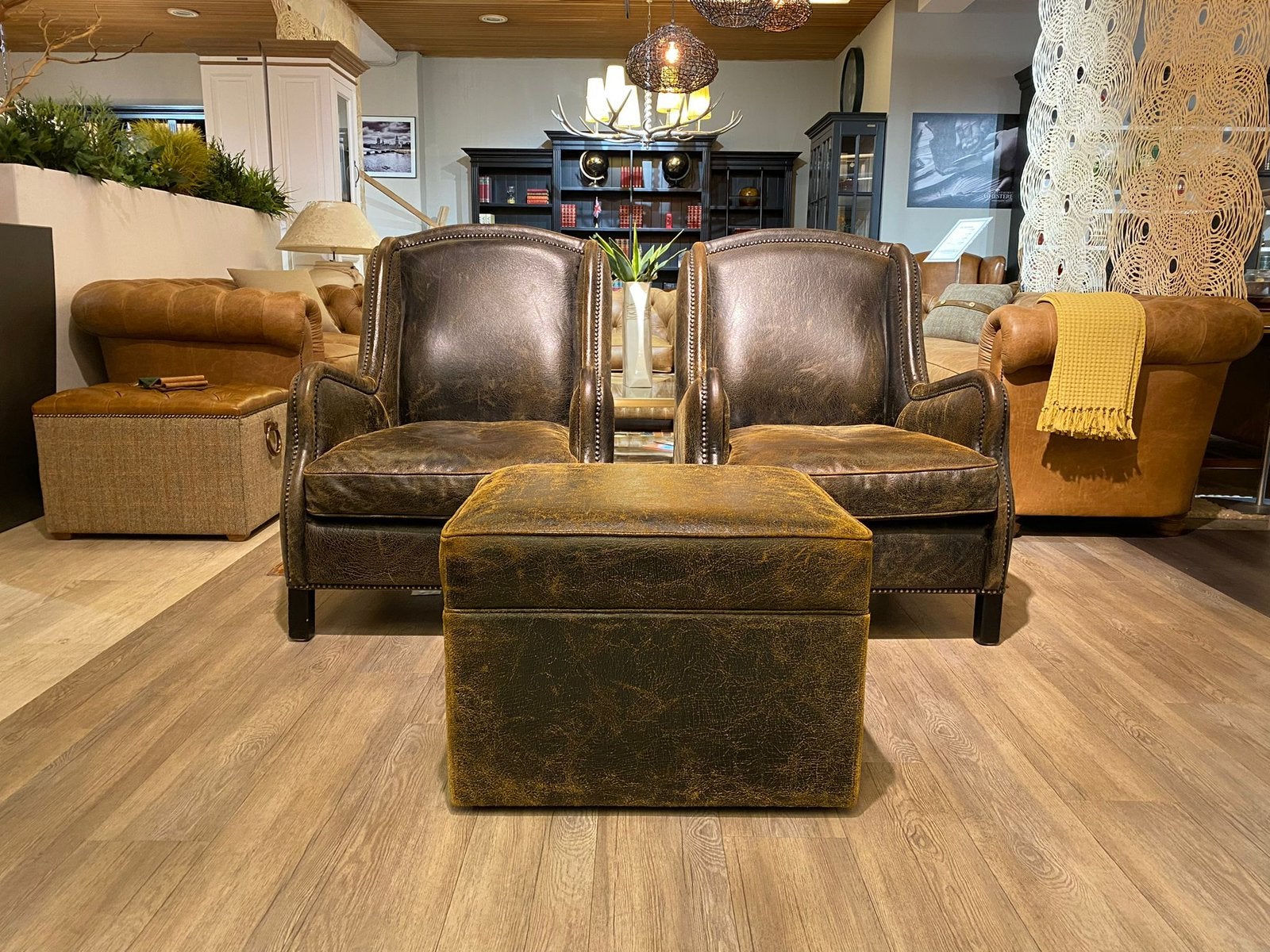 2 x Vintage Chesterfield oor fauteuils + poef Bruin zetels, Enlèvement ou Envoi