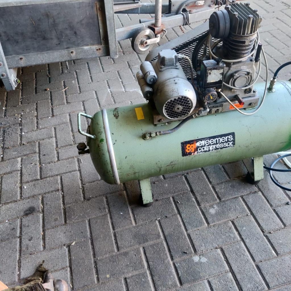 compressor werkt op 220 V, Bricolage & Construction, Compresseurs, 25 à 100 litres, Enlèvement, Utilisé, 10 bars ou plus