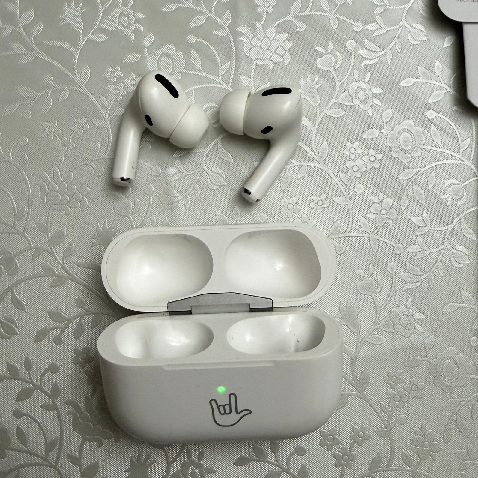 Apple AirPods Pro 1e generatie met gepersonaliseerde emoji, Telecommunicatie, Mobiele telefoons | Oordopjes, Gebruikt, In gehoorgang (in-ear)