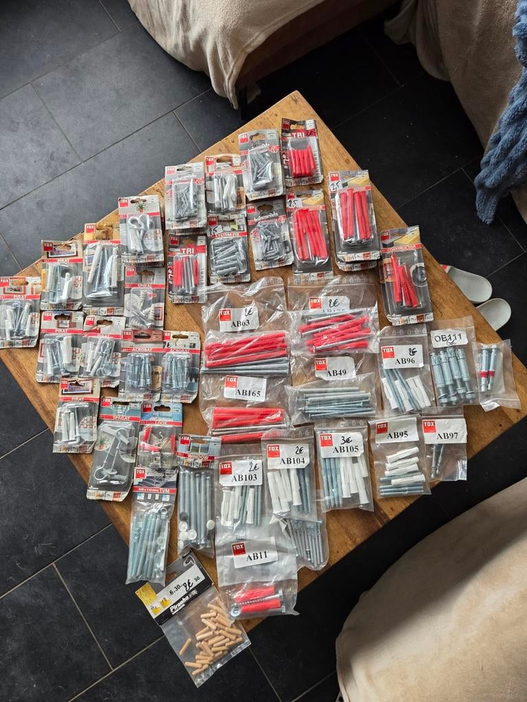 Set van verschillende bevestigingen, Doe-het-zelf en Bouw, Ophalen of Verzenden, Pluggen