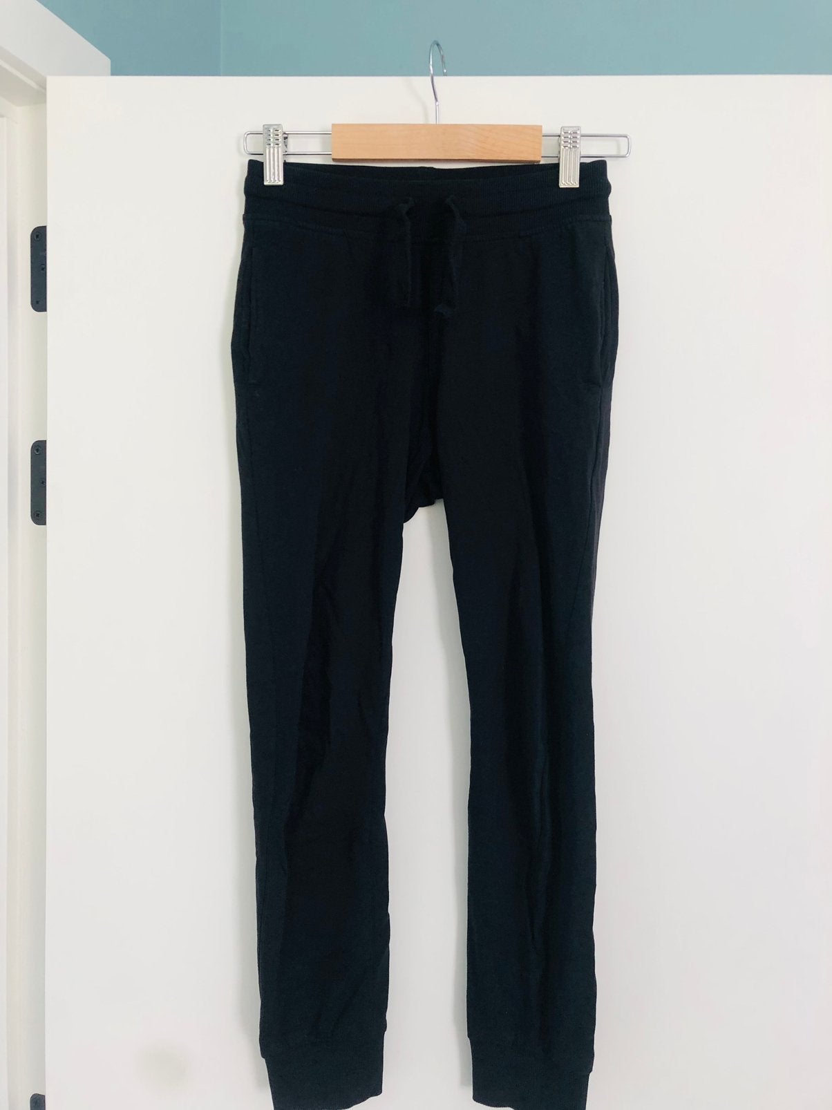 H&M dunne zwarte joggingbroek Maat 134 ZGAN, Kinderen en Baby's, Kinderkleding | Maat 134, Verzenden, Zo goed als nieuw, Jongen of Meisje