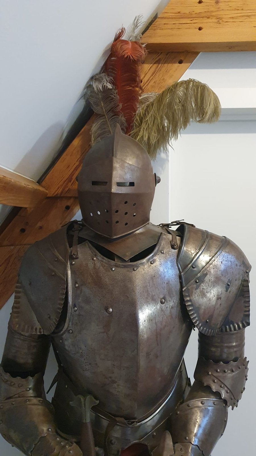 Middeleeuwse Ridderharnas op houten sokkel, Hobby en Vrije tijd, Kostuums, Theaterbenodigdheden en LARP, Gebruikt, Ophalen