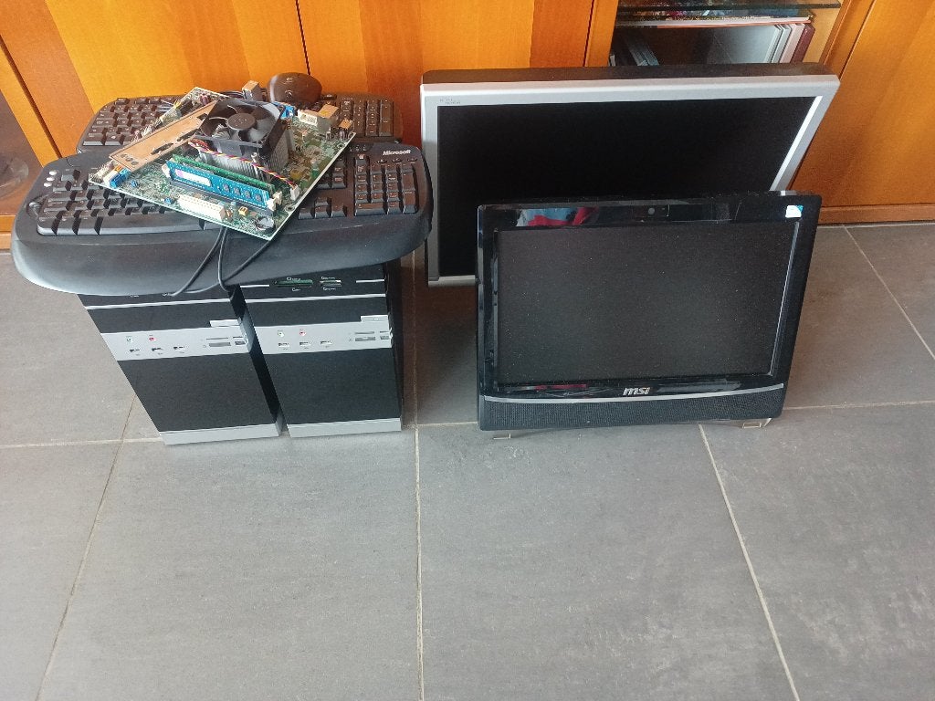 2x desktop -1x AIO - 1x motherboard - 1x scherm -> opruiming, Ophalen, HDD