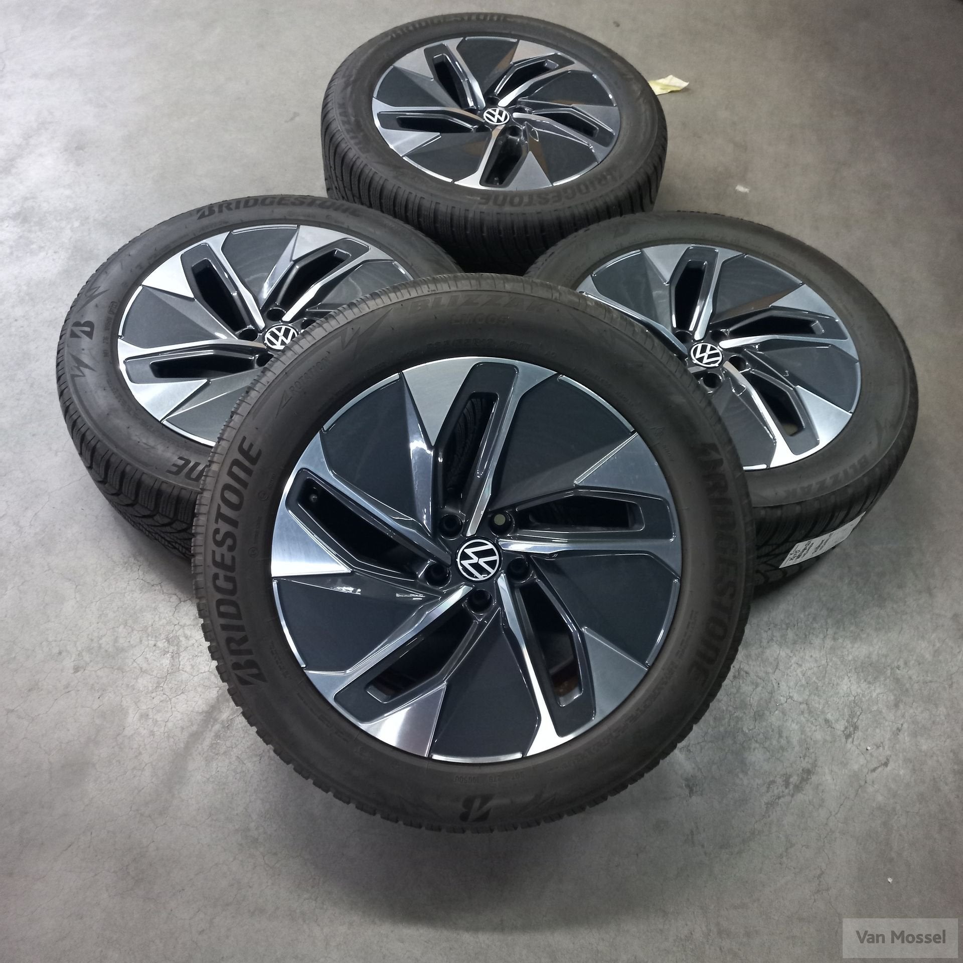 Volkswagen ID.4 Bridgestone Blizzak LM005 235/55/R19 101T, Auto-onderdelen, Banden en Velgen, 19 inch, Gebruikt, -, -