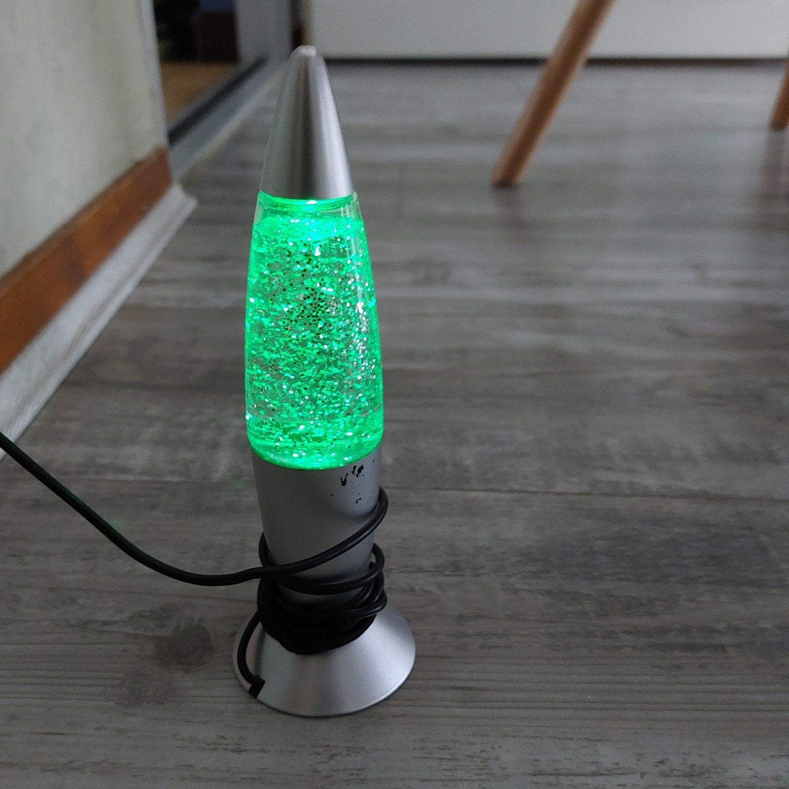 Mini lampe à lave, en forme de fusée. Change de couleur., Enlèvement, Utilisé, Moins de 50 cm