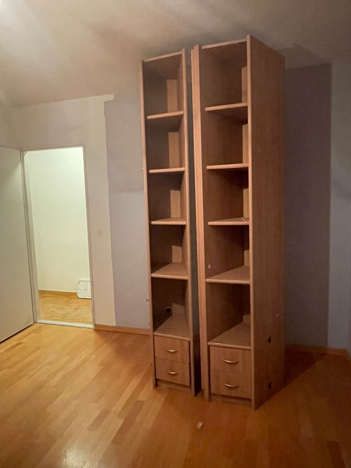 Deux colonnes à étagères avec prises integées, Maison & Meubles, 25 à 50 cm, Enlèvement, Utilisé, 200 cm ou plus