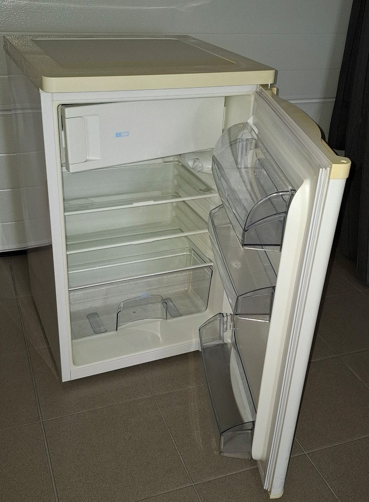 Frigo de table TECNOLUX + petit compartiment congélateur, Elektronische apparatuur, Koelkasten en IJskasten, Gebruikt, Ophalen