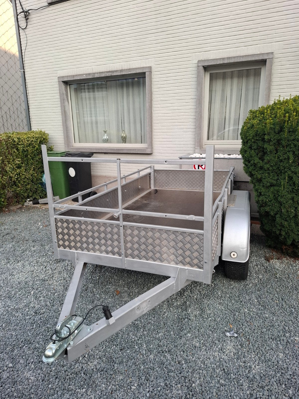 Aanhangwagen (volledig afgewerkt in alluminium), Ophalen