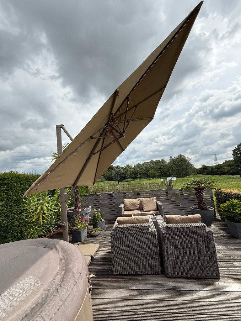 Zweefparasol 3x3m (Bristol) incl. hoes, voet en betontegels, Tuin en Terras, Parasols, Ophalen, Verstelbaar, Gebruikt, Zweefparasol