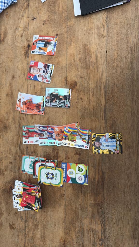 Panini adrenalyn XL voetbalkaarten ong. 100 en GOLDEN Messi, Ophalen